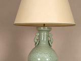 une lampe posée sur une table et munie d'un abat-jour