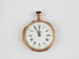 une montre de poche en or avec des chiffres romains sur le cadran