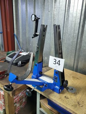 une machine posée sur une table