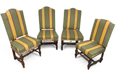 quatre chaises avec des assises rembourrées à rayures et un piètement en bois