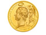 La pièce d'or représente le profil d'une femme et d'un oiseau.