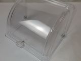 une boîte en plastique transparent avec un couvercle, posée sur une table blanche
