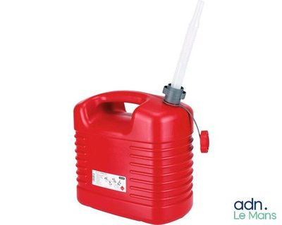 photo d'un bidon rouge muni d'une poignée et d'un bec verseur en plastique
