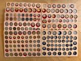 une photo d'une table sur laquelle se trouvent de nombreux boutons