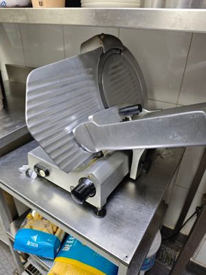une machine posée sur une table dans une cuisine