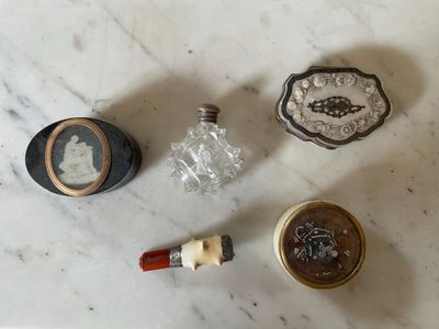 un plan de travail en marbre sur lequel sont posés divers objets
