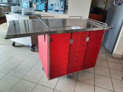 un chariot rouge qui se trouve au milieu de la pièce