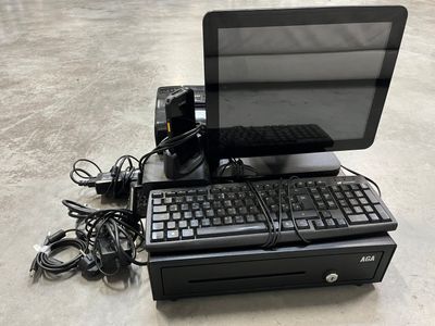 un ordinateur de bureau posé sur un autre ordinateur de bureau