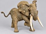statue d'un éléphant avec des défenses sur fond gris