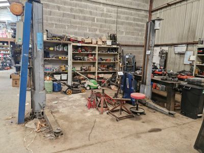 l'image d'un garage contenant de nombreux outils