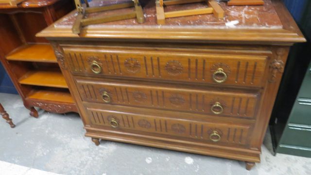 Commode droite ouvrant à trois tiroirs, dessus marbre rouge H : 9...