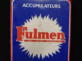 une vieille enseigne bleue et blanche sur laquelle est inscrit le mot « fumer »