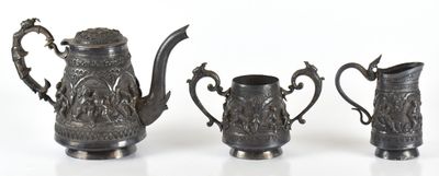 trois objets en pewter posés les uns à côté des autres sur une surface blanche