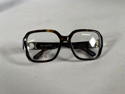 une paire de lunettes posée sur une surface blanche