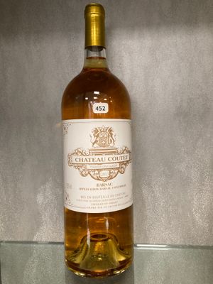 une bouteille de vin posée sur une étagère en verre