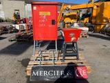 une boîte rouge posée sur une palette dans un parking