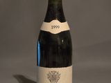 une bouteille de vin posée sur une table