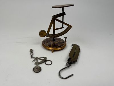 une petite balance posée à côté d'une paire de ciseaux et d'une paire de ciseaux