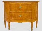 une photo d'une petite commode en bois