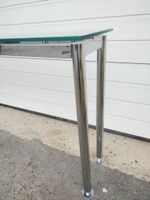 Table console, plateau en verre, piètement chromé. (photo 4)
