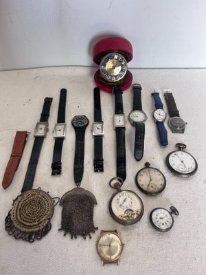 de nombreux modèles de montres et des montres posées sur la table