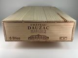 une boîte de vin posée sur une table