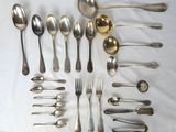 beaucoup de cuillères en argent et de cuillères sur une table