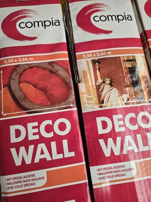 trois boîtes de peinture décorative pour murs posées sur une étagère dans un magasin