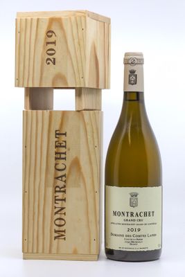 La bouteille de vin se trouve à côté d'une caisse en bois contenant une bouteille.