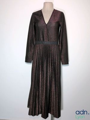 une photo d'une robe exposée sur un mannequin placé sur un présentoir