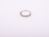 bague en or blanc et diamants sur fond blanc
