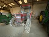 un tracteur garé à l'intérieur d'un bâtiment