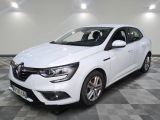 la voiture blanche est garée sur un carrelage à carreaux