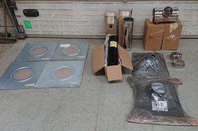 de nombreux objets qui traînent par terre devant une porte de garage