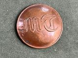une vieille pièce de cuivre sur laquelle est inscrit le mot « dime »