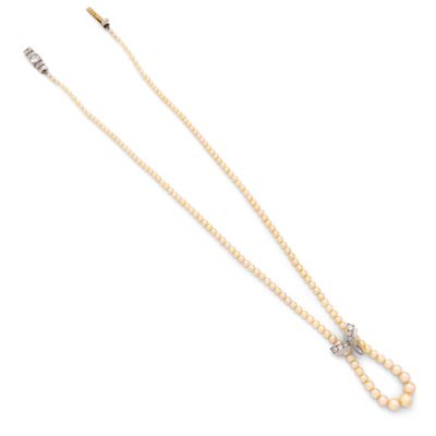 un ensemble composé d'un collier de perles et de diamants et de boucles d'oreilles