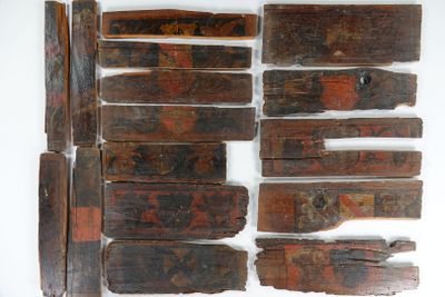 many pieces of wood that have been cut into pieces