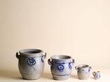 trois vases bleus et blancs placés les uns à côté des autres