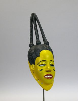 Masque "Gu" en bois dur richement peint figurant un fin visa…