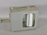 un petit objet blanc au milieu d'une boîte grise