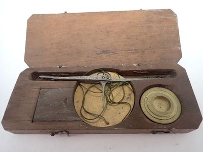 une petite boîte en bois contenant une paire de ciseaux