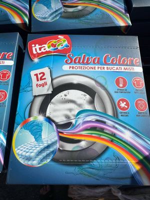 trois tubes de dentifrice empilés les uns sur les autres