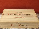 une boîte en bois sur laquelle est apposée une étiquette de vin