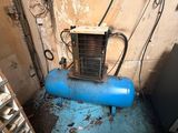 un climatiseur bleu dans un coin de la pièce