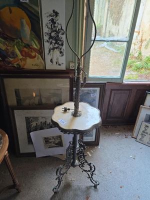 une petite table sur laquelle est posée une lampe, dans une pièce