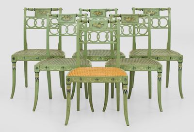 six chaises peintes en vert et un tabouret à l'assise jaune