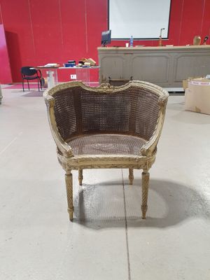 une chaise en osier au milieu d'une pièce