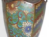 un vase posé sur un support sur une surface blanche