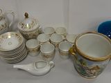 une table sur laquelle se trouvent de nombreuses tasses et soucoupes