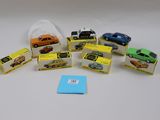 tout un tas de petites voitures miniatures posées sur la table